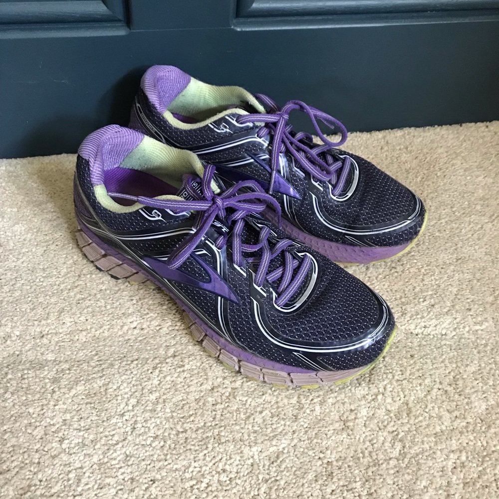 BROOKS: ATHLETIC SHOES